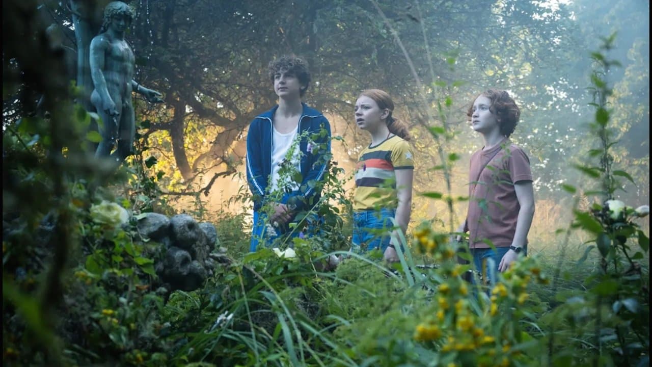 Tordyveln flyger i skymningen cover